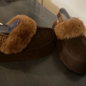 UGGS Funkette brown cedar SIZE 8 <3